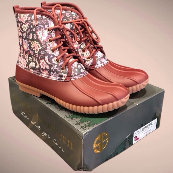 Simply Southern Shoes - Simply Southern Paisley Floral Lace-up Duck Boots New Women's Size 9 Wine